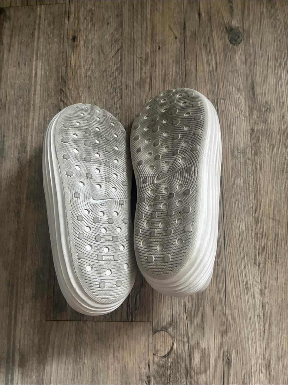 Nike Slip-On Foam Clogs in Cream with Silver Swoosh - Picture 5 of 6